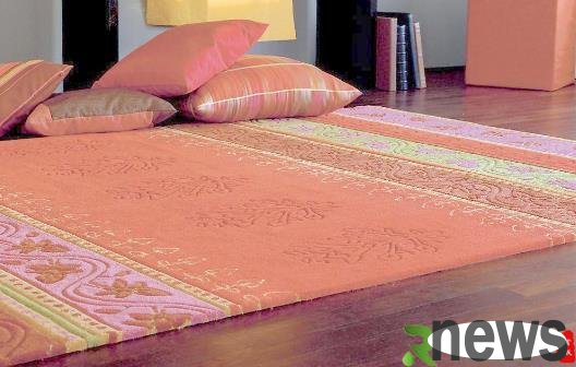 How to clean the dust on the carpet