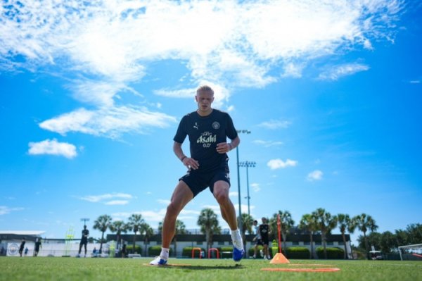 Training hard under the scorching sun! Haaland Social Media: My Happy Sky⚽️☀️🤩