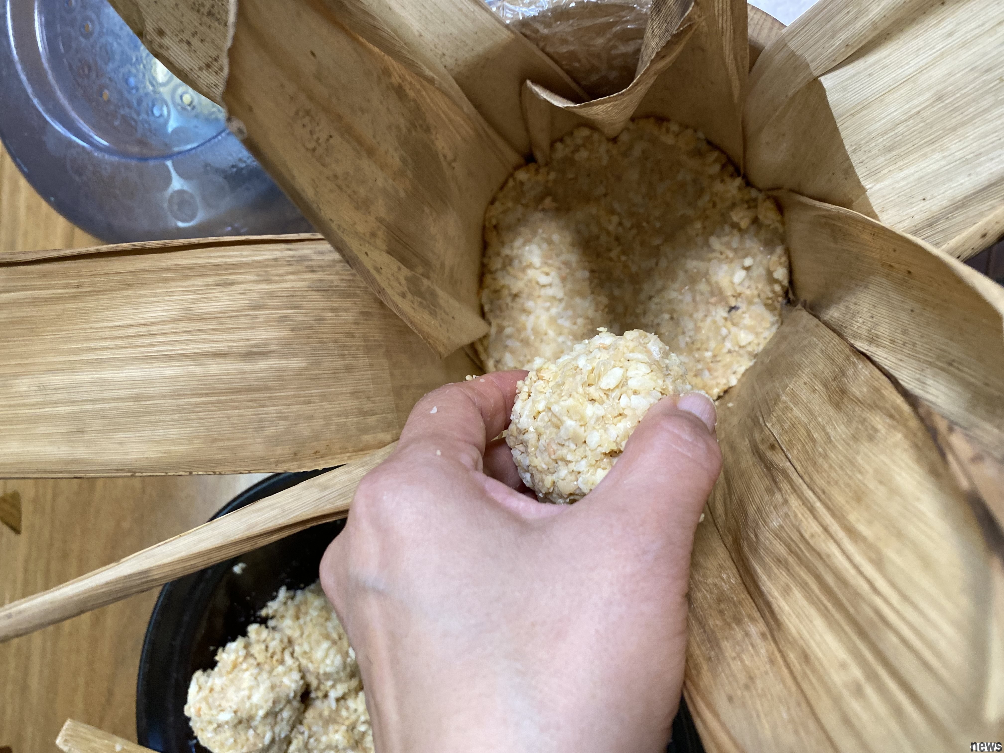 塑成球狀
放入容器中壓平
圖/朱慧芳提供 