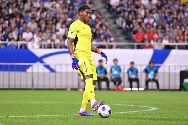 Reporter: West Ham, Manchester United and Chelsea are interested in Suzuki s colorful beauty, but he wants to stay in Parma for another year