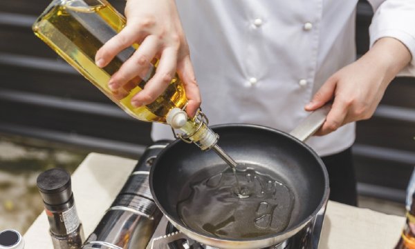 How to choose cooking oil when cooking at home? Nutritionist: The oil used for cooking and frying is very different! 3 tips for selecting oil products to save and watch at one time