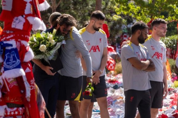 Liverpool team remembers Jota and Andre Silva outside Anfield