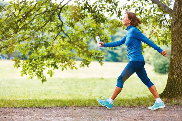 The muscles begin to lose after the age of 30! To prevent sarcopenia, you can start by eating well, having enough protein, and vitamin D.