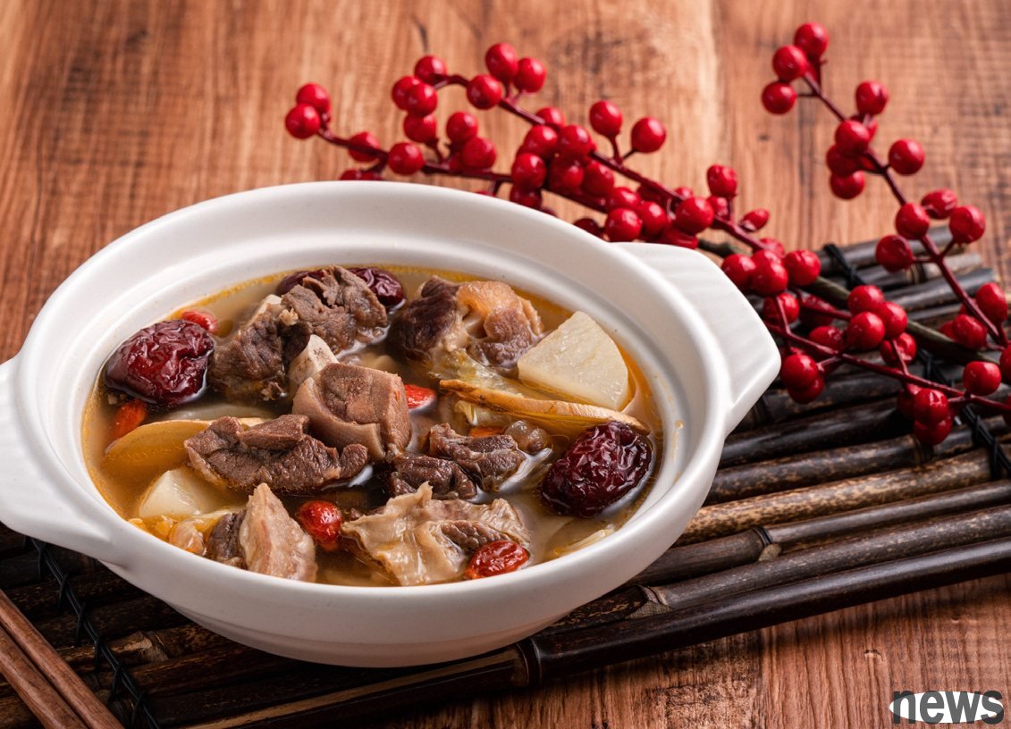 火鍋宜選擇較清淡的湯底，加幾片薑及紅棗、枸杞一起燉煮，就是一道老少咸宜的湯底。
 