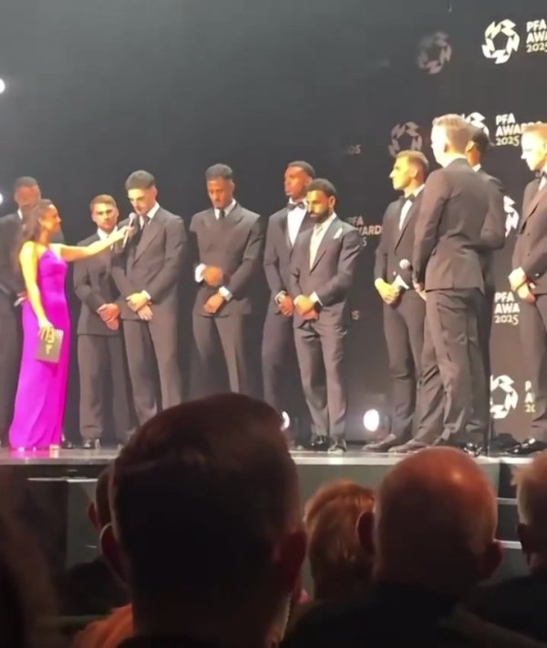 Related videos are very popular! Rice mentioned that after three consecutive years, Salah glanced at Van Dijk