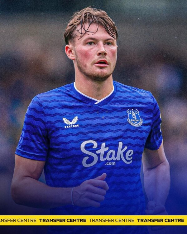 Sky Sports: Sevilla is talking about loan Everton defender Patterson