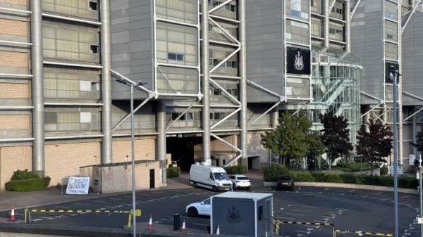 Hate to the core! Newcastle fans put slogans at home: Isaac, traitor! Visa, his family