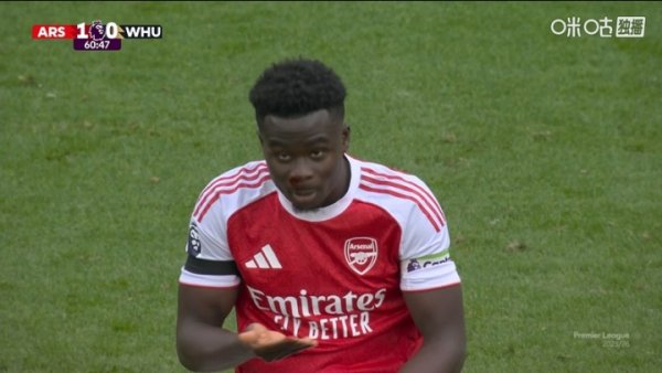 Lottery is hanging! Saka was slapped in the face by his opponent while scrambling for the ball, and his nose was bleeding