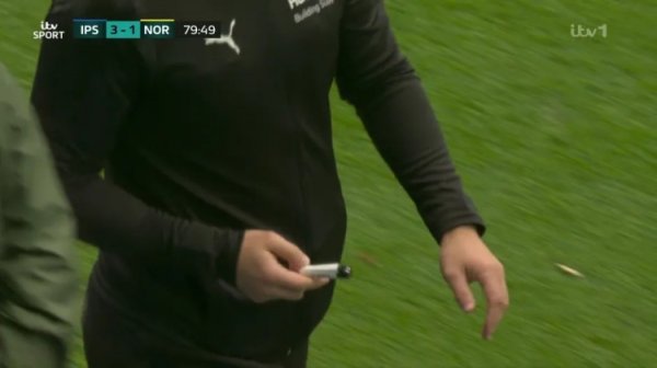 Sun: Fans throw miscellaneous items into the field many times, Ipswich may be punished