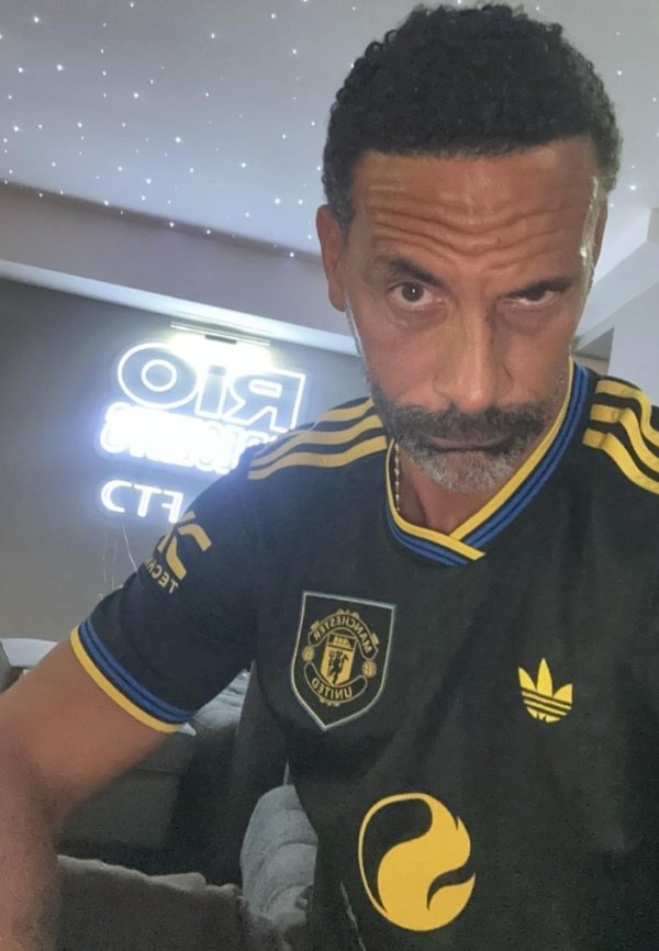 Manchester United is proud of the Double Red Club! Ferdinand celebrates victory with hilarious selfie