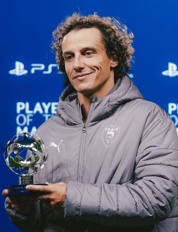 10 people fought for nearly 90 minutes and kept a clean sheet! 38-year-old David Luiz scored 4 shots, 3 goals and 10 saves, and won the Champions League MVP