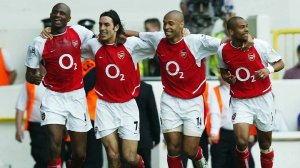 Arsenal started the 03/04 season undefeated: 7 wins, 2 draws and 23 points, with Manchester United 22 and Chelsea 20 hot on their heels.
