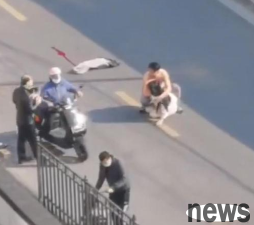 An unleashed pet dog ran onto the road in Nanjing and was hit by a car and died. The hostess sat in the middle of the road and cried bitterly as if she were mourning for her heir.